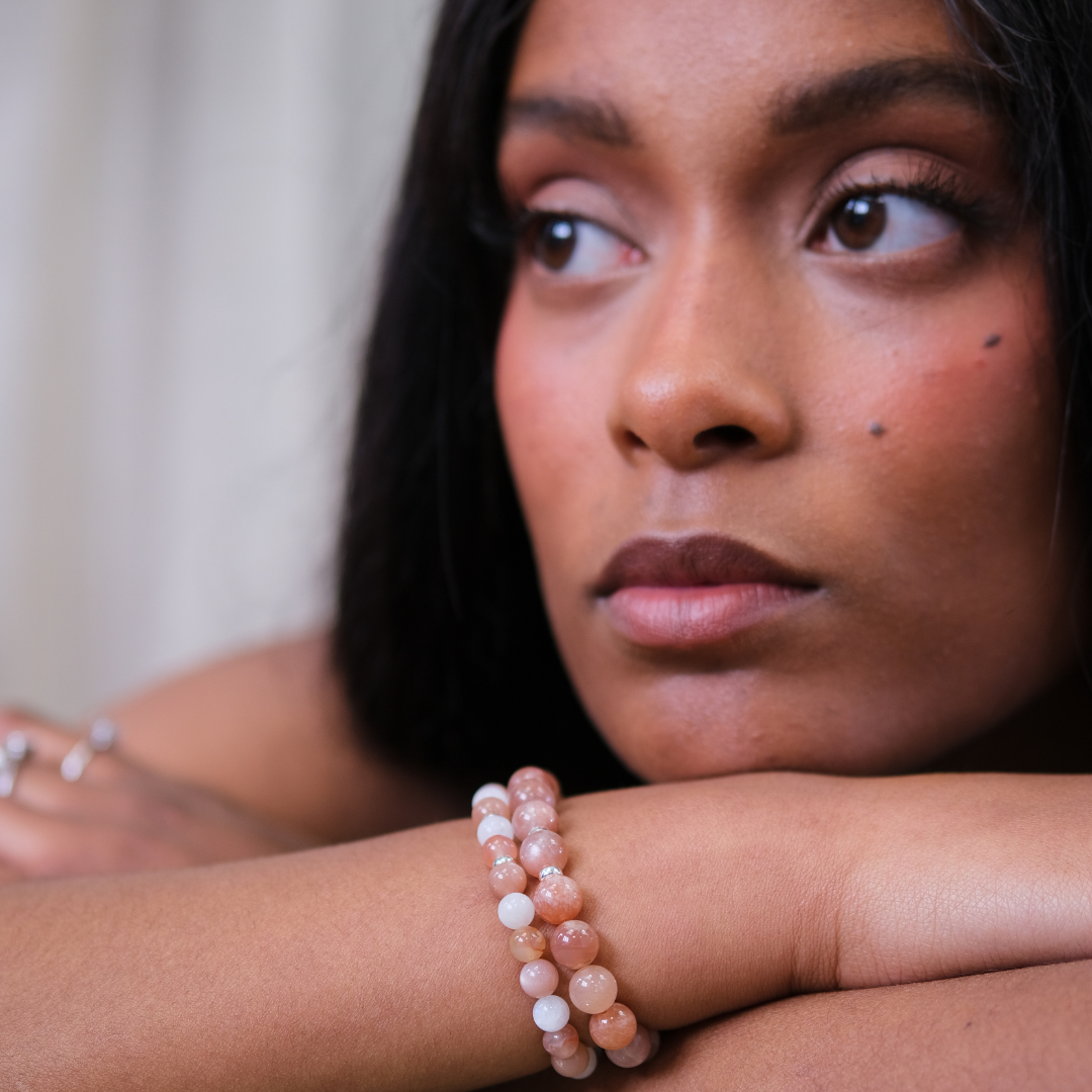 A model wearing a sunstone gemstone bracelet with 925 sterling silver accessories