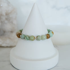 Green quartz gemstone bracelet with silver accessories