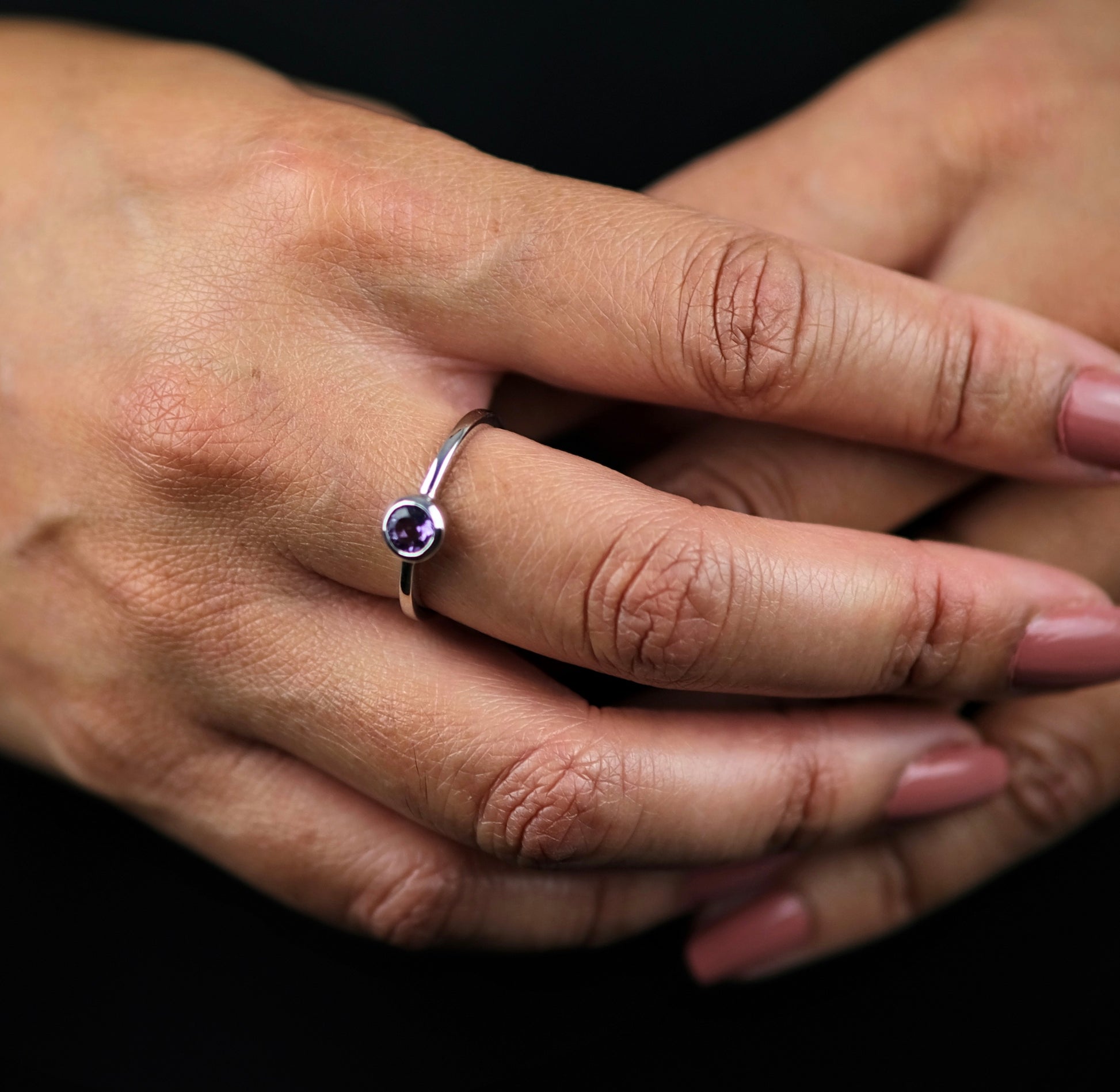 A model wearing Amethyst minimal circle gemstone ring in silver