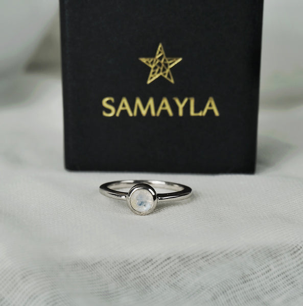 RAINBOW MOONSTONE MINIMAL CIRCLE GEMSTONE RING